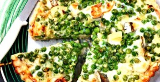 Слоеный пирог с зеленым горошком, беконом, пармезаном и зеленью