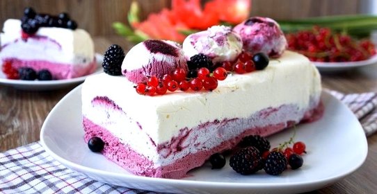 Мороженое из маскарпоне и черной смородины