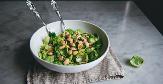 Салат из брюссельской капусты с миндалем