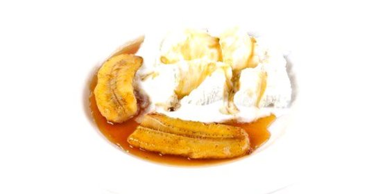 Жареные бананы с ванильным мороженым и карамельным соусом