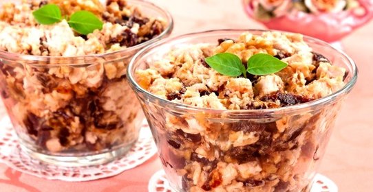Салат с куриным филе, черносливом и орехами