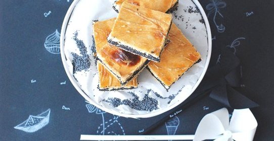 Маковый пирог с миндальной пудрой