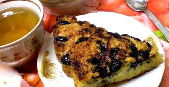 Домашний пирог с черной смородиной