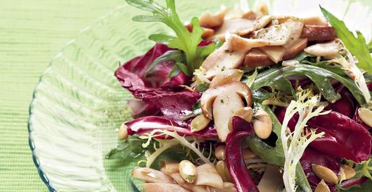 Зеленый салат с белыми грибами и тыквенными семечками