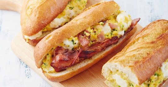 Горячий багет с яйцами-скрэмбл и брынзой