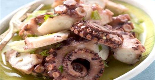 Осьминог с гарниром из поджаренного латука