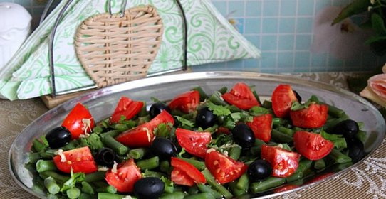 Острый салат с помидорами и стручковой фасолью