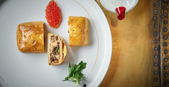 Закрытый пирог с лососем и грибами