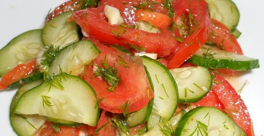 Салат из огурцов и помидоров с чесноком