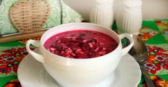 Холодный свекольник с курицей на сметане и минеральной воде