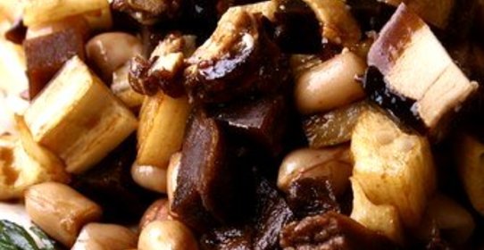 Жареная свинина с арахисом и имбирем