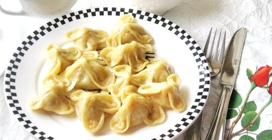 Пельмени в форме лотоса на пару