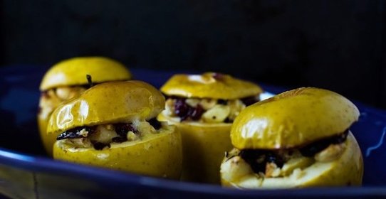 Запеченные яблоки с лесными орехами