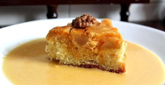 Перевернутый яблочный пирог с апельсиновым соусом сабайон