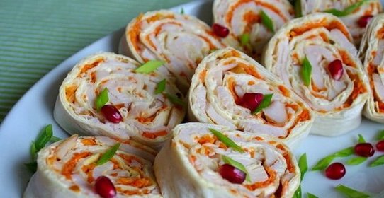 Рулет из лаваша, курицы и корейской моркови