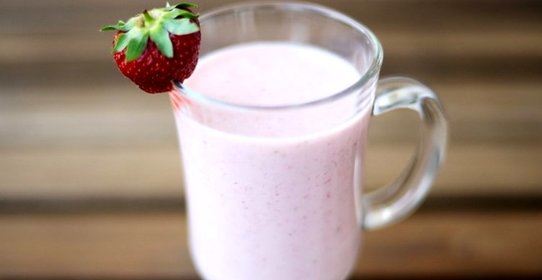 Клубнично-банановый смузи