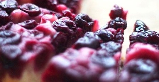 Пирог с вишней в мультиварке