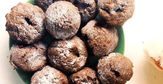 Шоколадные маффины с клубникой