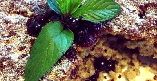 Овсяная коврижка с черной смородиной