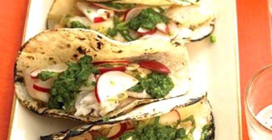 Лепешки с рыбой, сальсой и редисом