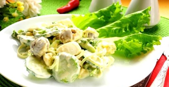 Салат с огурцом, яйцами и оливками