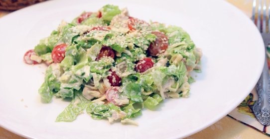 Салат с курицей и помидорками черри