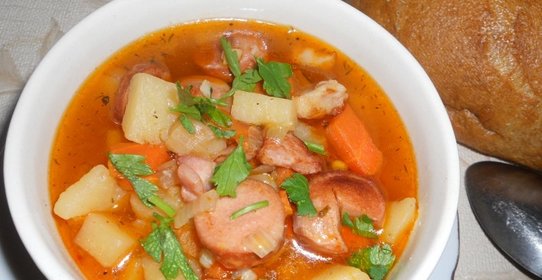 Сытный гуляш с сосисками и грудинкой