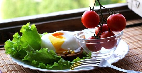 Яйцо пашот с тостом и овощами