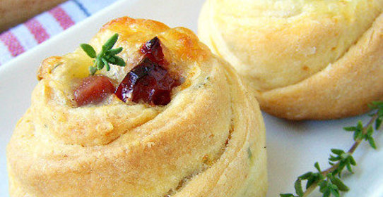 Сливочные булочки с тимьяном, моцареллой и вялеными помидорами.