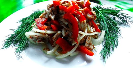 Острый салат с курицей и болгарским перцем