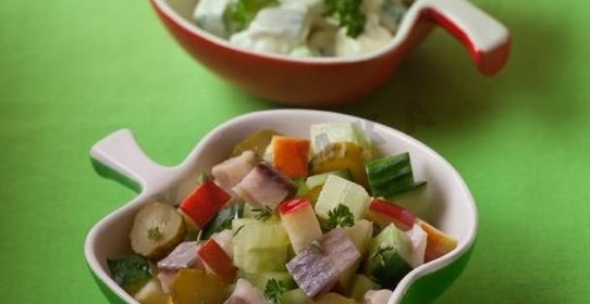 Селедочный салат с яблоком
