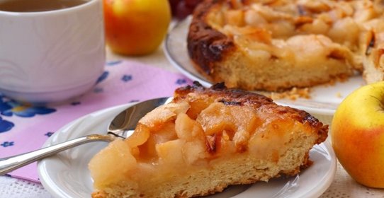 Пирог с грушами и яблоками в медовой карамели