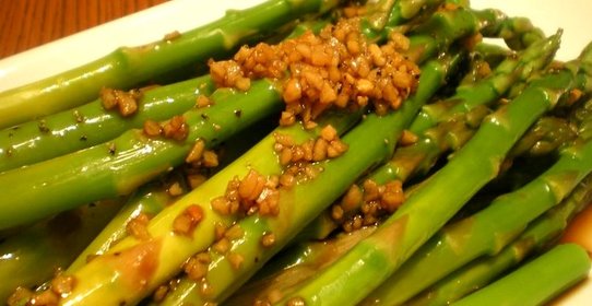 Салат из спаржи с чесноком