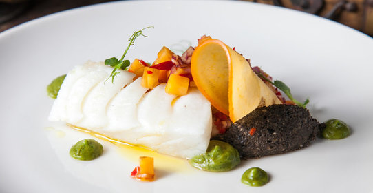 Паровая треска с сальсой из хурмы