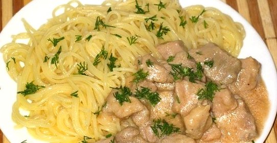 Гуляш из свинины со сметаной