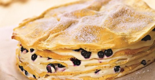 Торт из заварного теста с голубикой