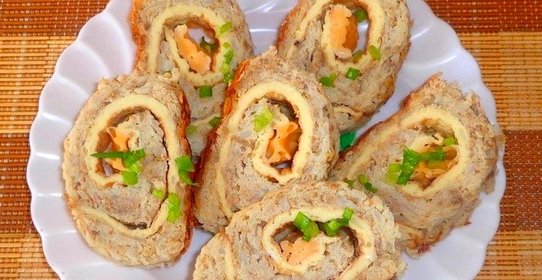Картофельно-мясной рулет с яйцом