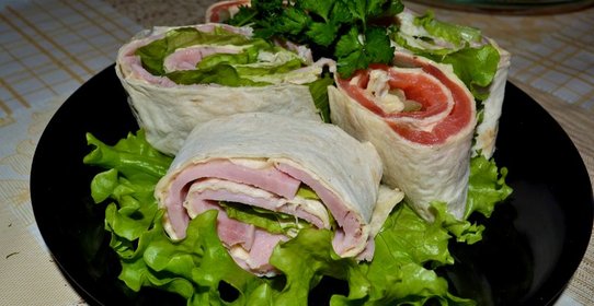 Рулеты из лаваша с сыром, ветчиной и рыбой