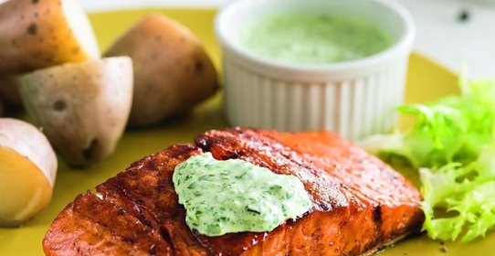 Лосось на гриле с соусом из йогурта и трав