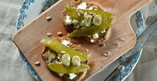 Брускетта с бобами и горохом