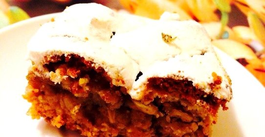 Медовый пирог с овсяными хлопьями, яблоками, миндалем и изюмом