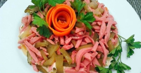 Салат Обжорка с колбасой