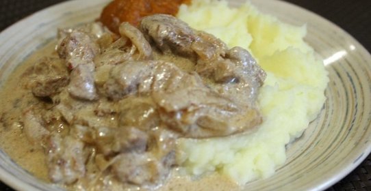 Свинина в сметанно - луковом соусе