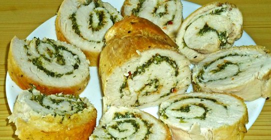 Рулет из куриного филе с зеленью и специями