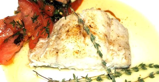 Треска с соусом «Марсала» и салатом из помидоров и базилика