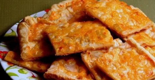 Пирог из слоеного теста с начинкой из груши и сыра