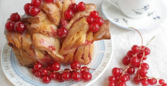 Пирог с красной смородиной