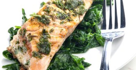 Лосось в бальзамической глазури со шпинатом, маслинами и изюмом