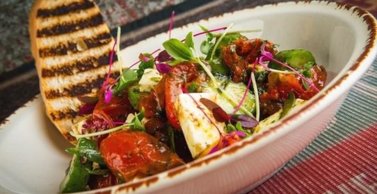 Овощной салат с брынзой и русским Песто