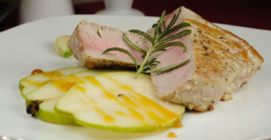 Жаренный тунец с грушей